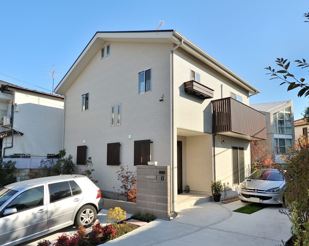 世田谷区で切妻屋根とロフトがあるシンプルデザインの家